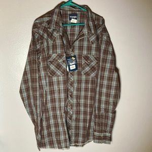 Wrangler button down long sleeve shirt.